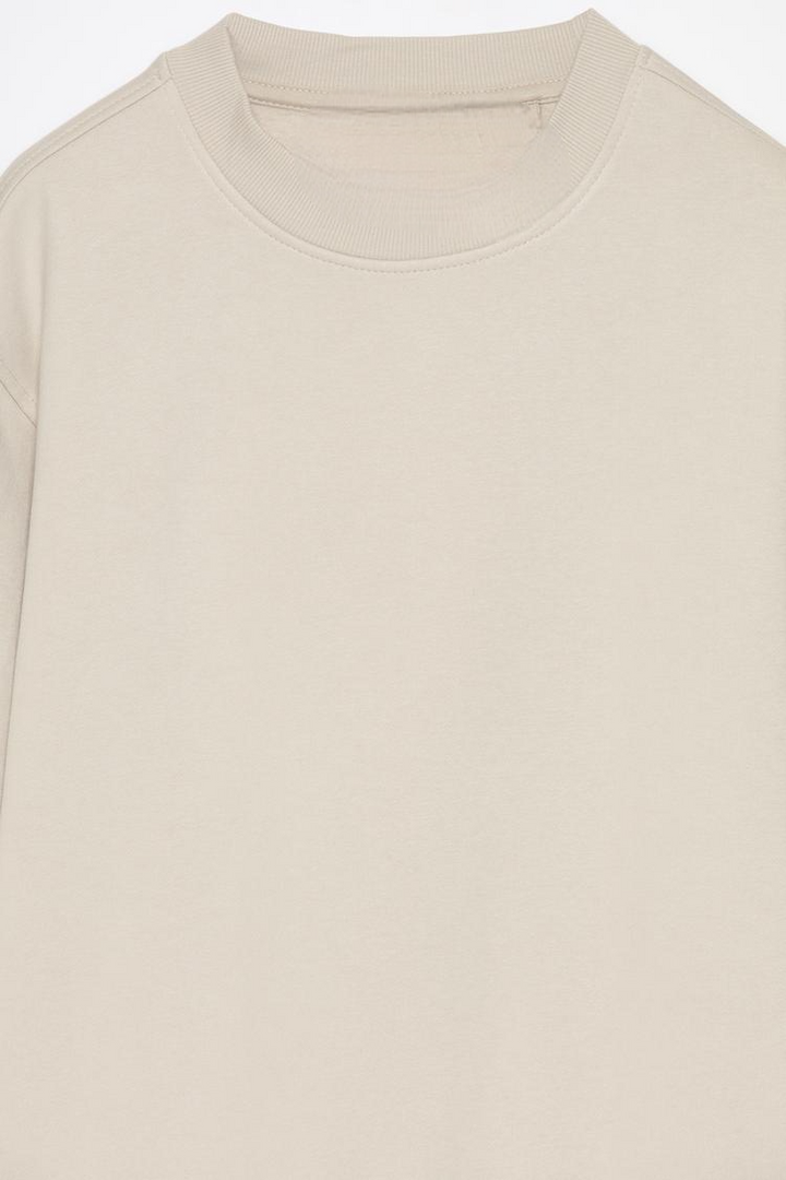 Basic Tracksuit Sweatshirt - Close-Up of Women's Beige Sweatshirt - Soft Fabric and Stylish Design for Active Wear