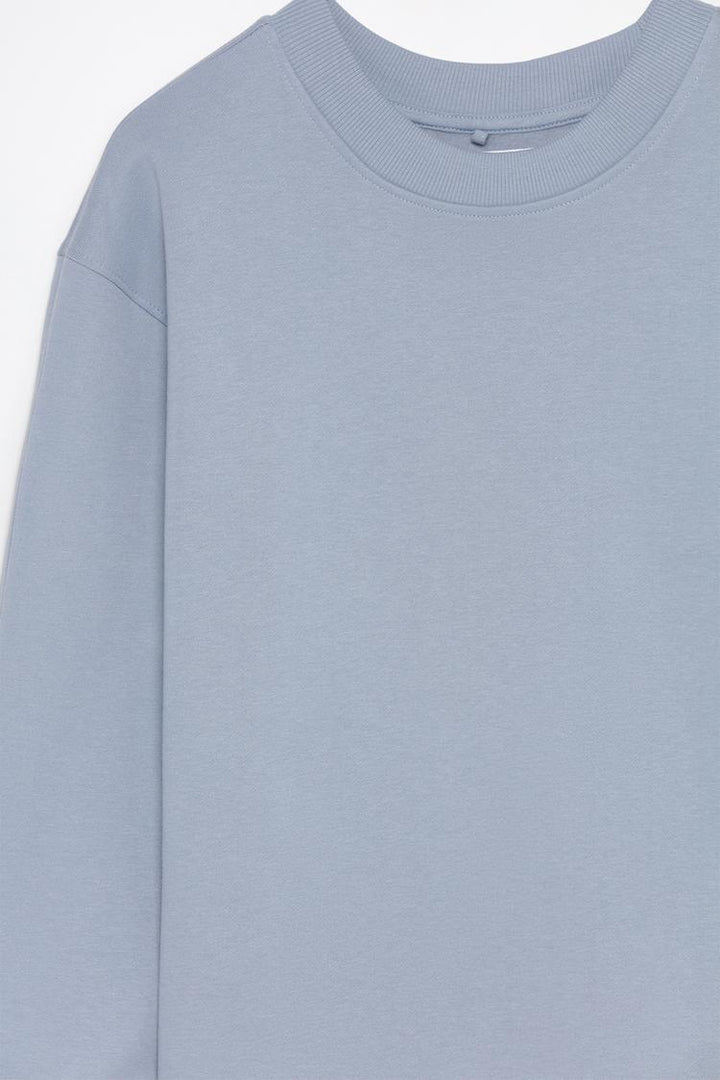 Basic Tracksuit Sweatshirt - Close-Up of Women's Light Blue Sweatshirt - Soft Fabric and Stylish Design for Active Wear