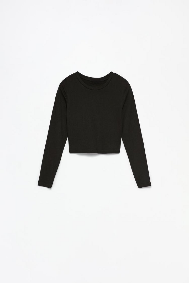 Full product view of the black cropped long-sleeve top, highlighting its minimalist design, long sleeves, and cropped fit. A versatile piece perfect for creating modern, chic looks.