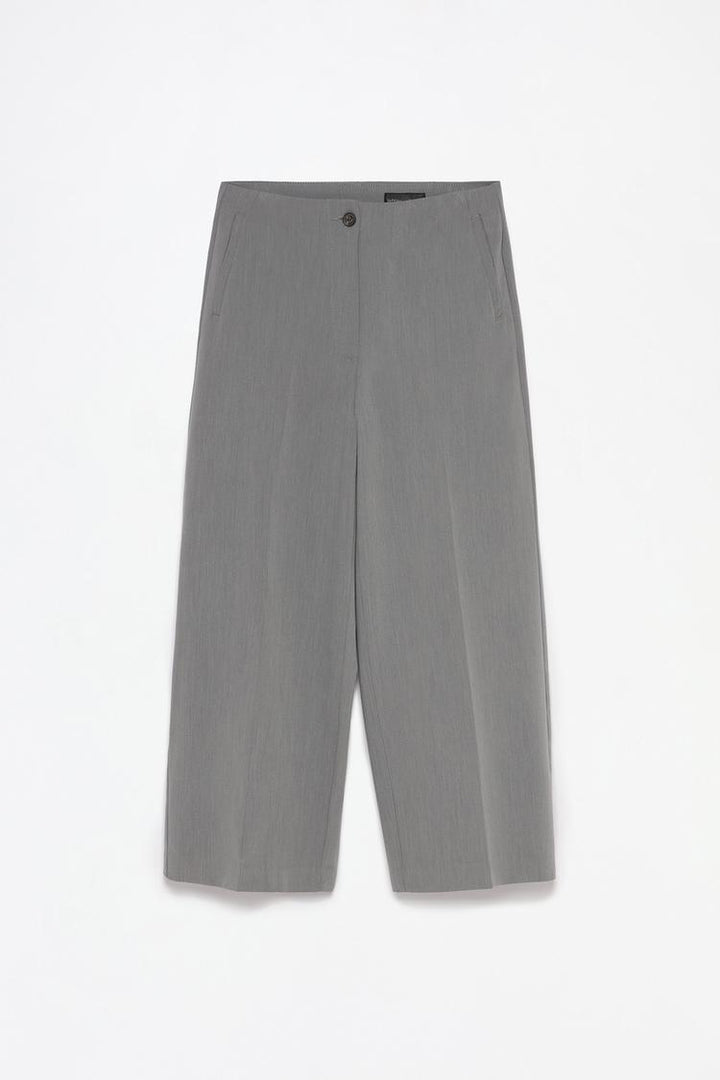 Full-body view of grey culottes without a waistband, paired with a stylish top for versatile styling.