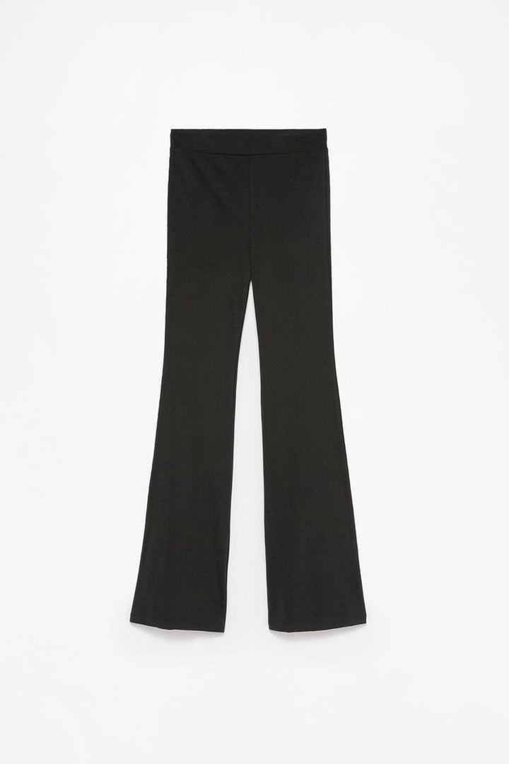 A detailed full-product shot of the black flared sports leggings, presenting their design features and material quality.