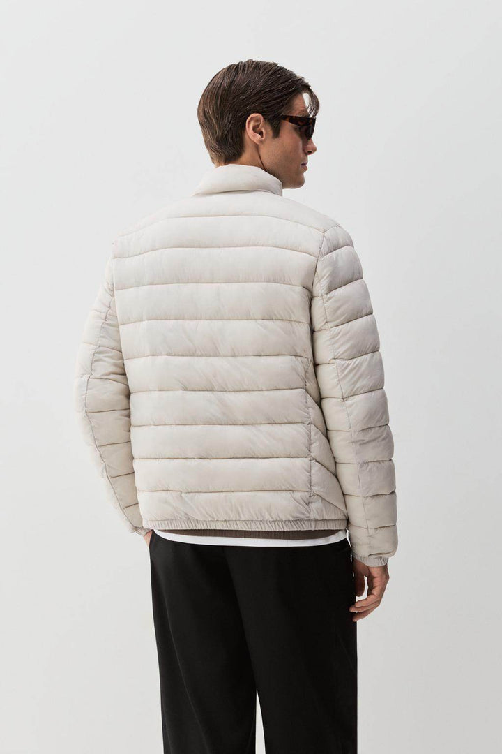 Back view of the men's grey lightweight puffer jacket

