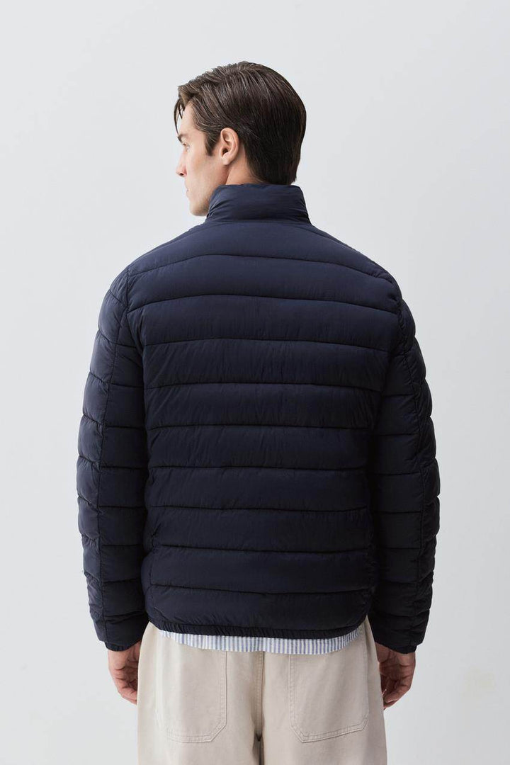 Back view of the men's navy lightweight puffer jacket

