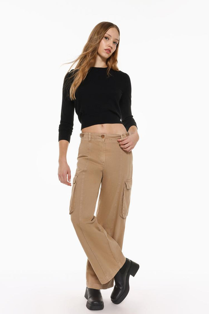 Full-body look styled with the beige cargo trousers, demonstrating their versatility and streetwear appeal.