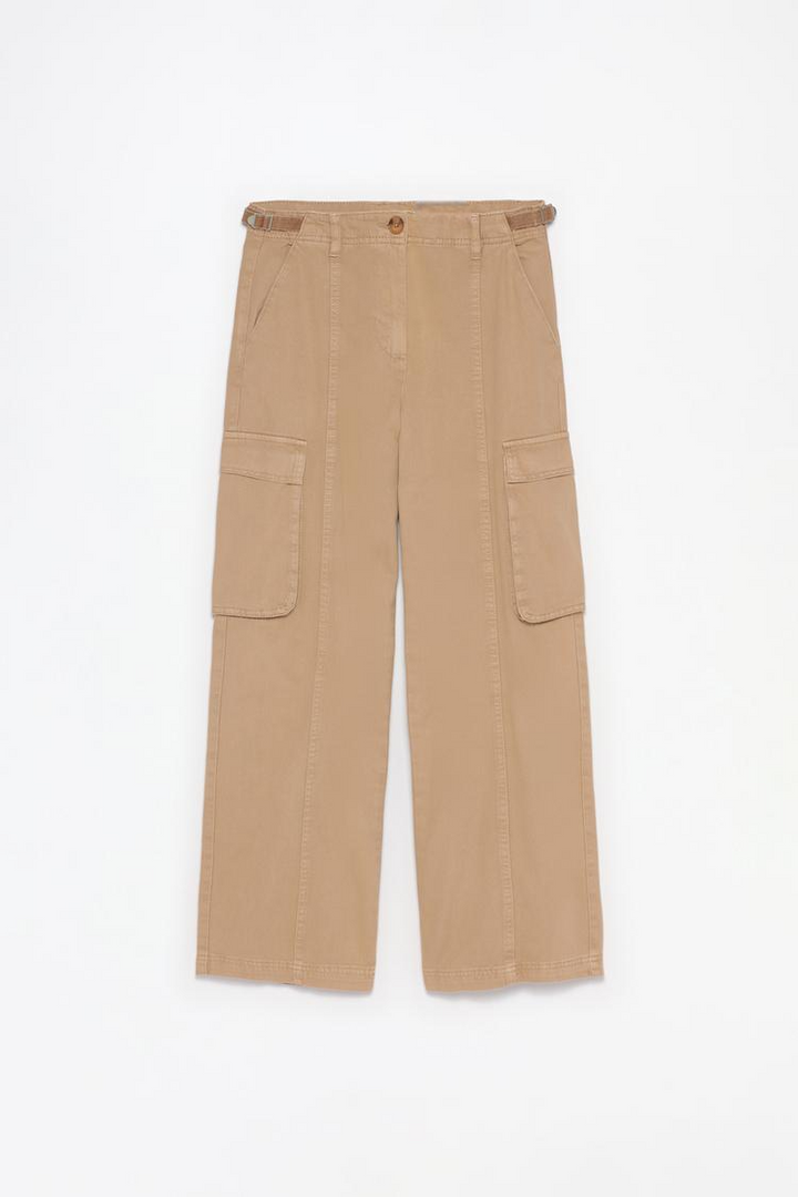 Complete product view of the beige oversize cargo trousers, focusing on the details and craftsmanship.