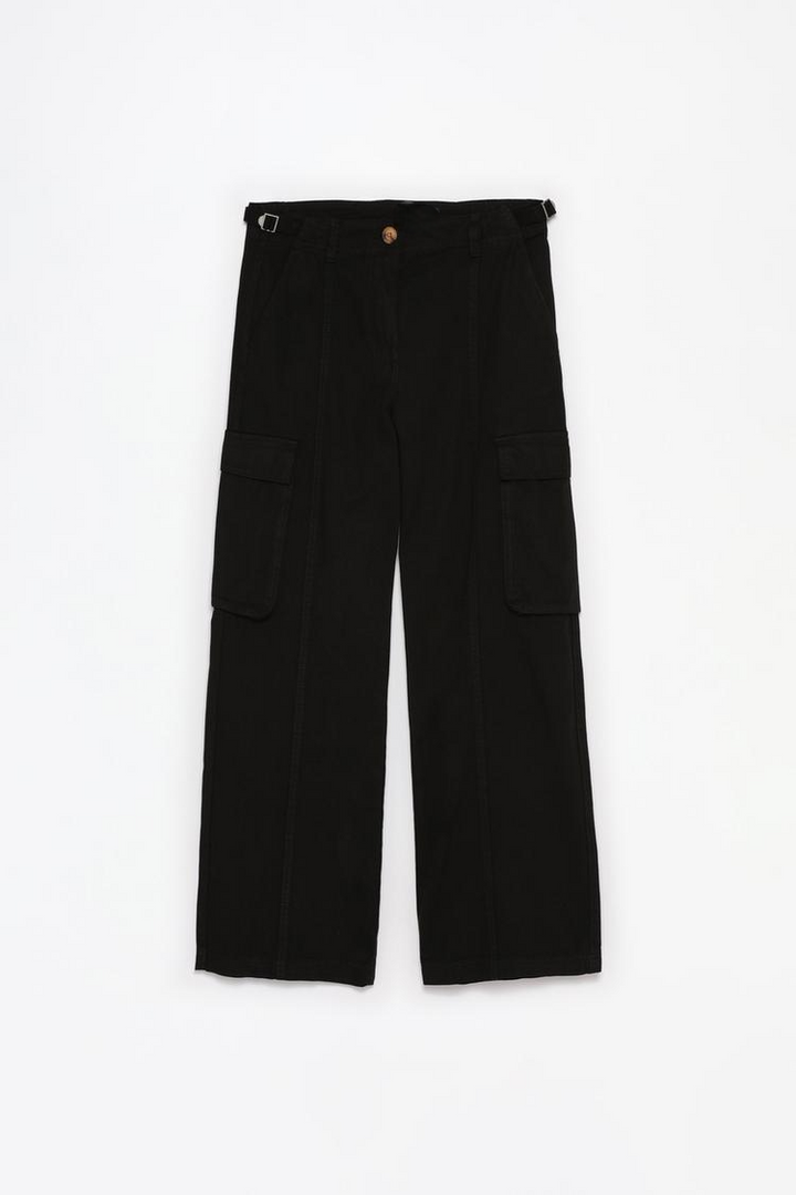 Complete product image of the black oversize cargo trousers, focusing on their modern silhouette.