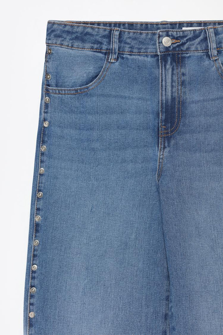 Complete showcase of the jeans, emphasizing their unique details, modern silhouette, and quality craftsmanship.
