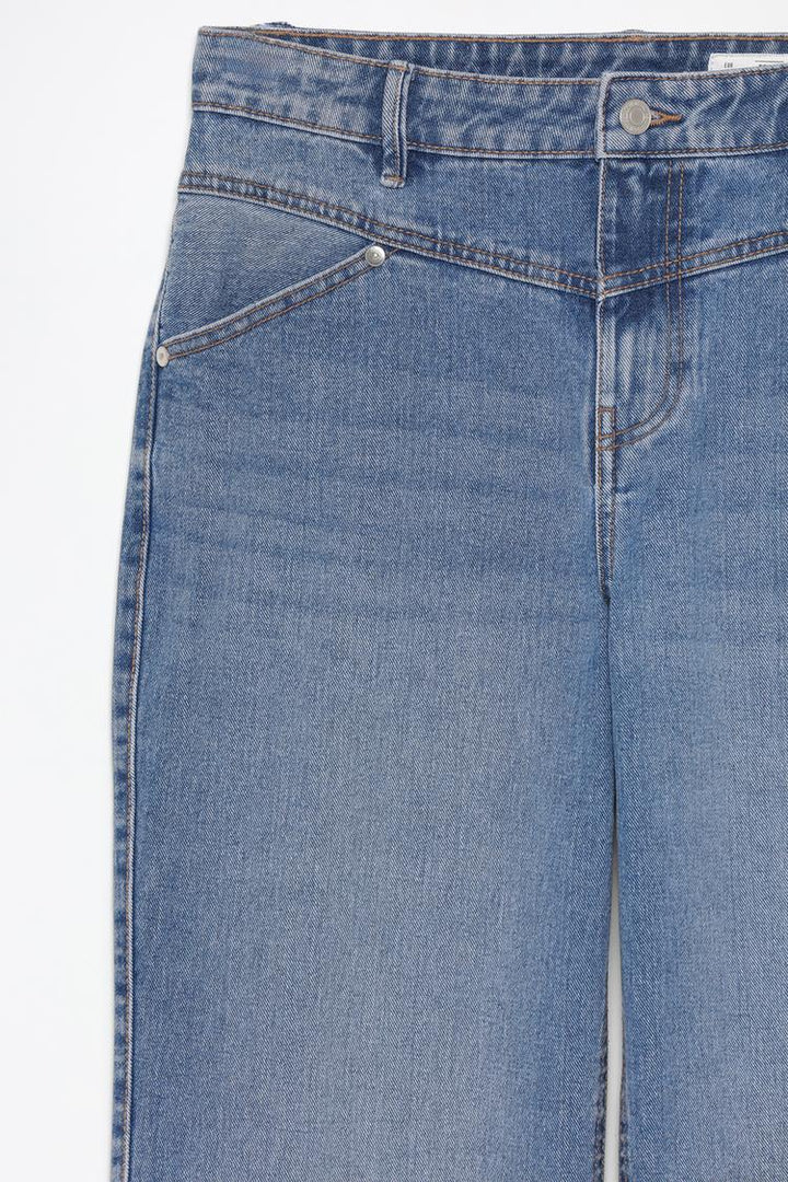 Complete product showcase, highlighting the overall structure, elegant waist detailing, and superior craftsmanship.