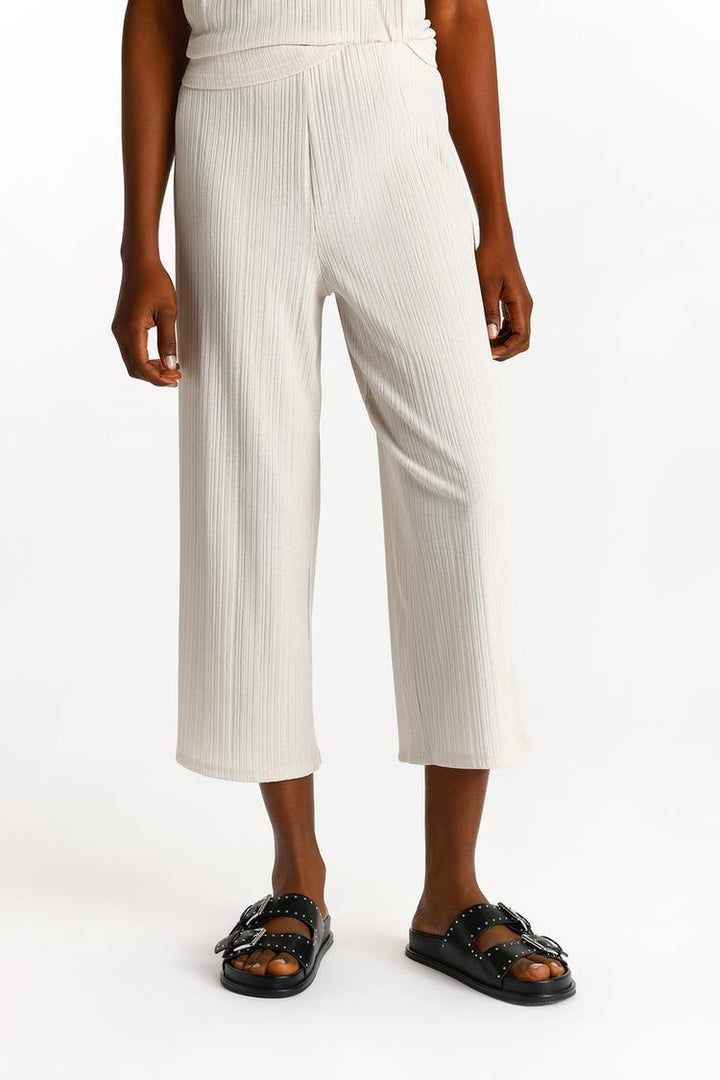 Stylish textured culottes in beige, perfect for creating a neutral yet elegant look.