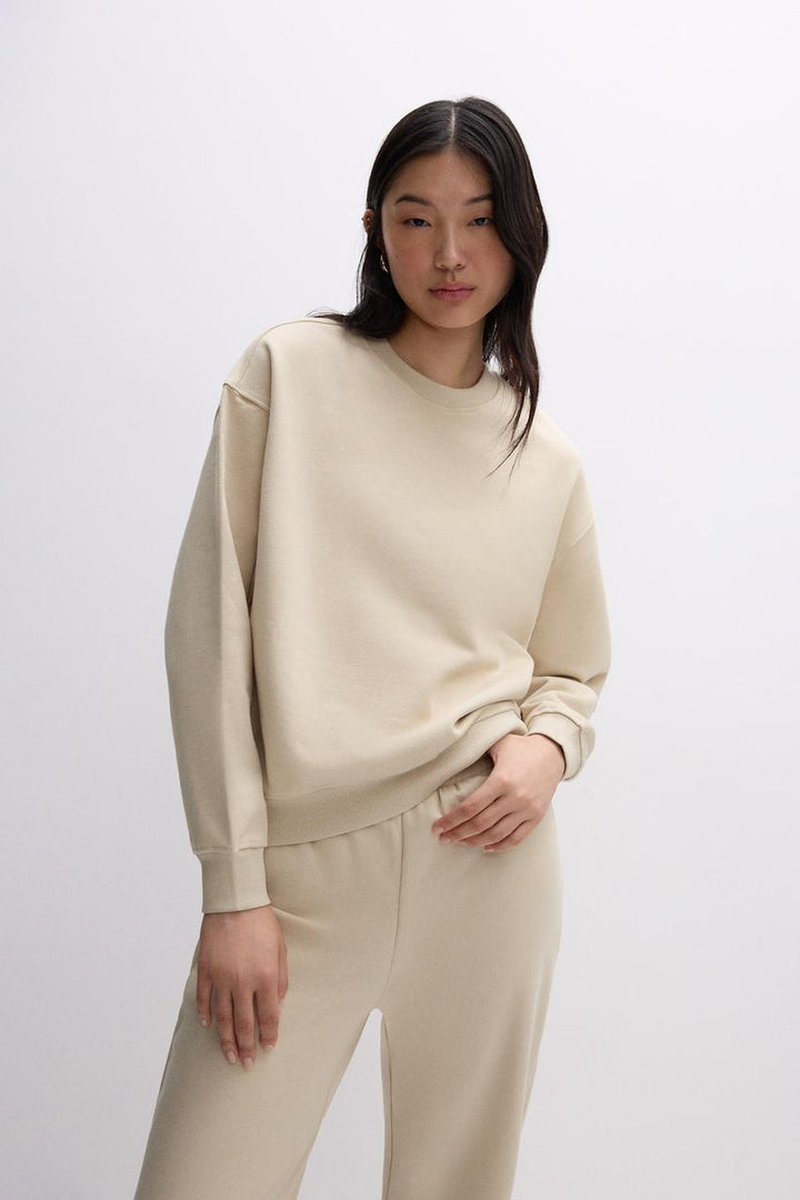 Zoomed front view of a beige women's sweatshirt
