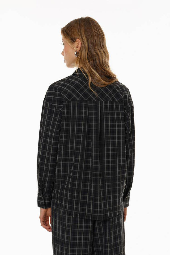 Back view of the women's black checked shirt

