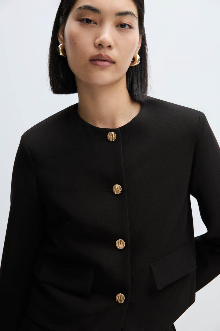 Zoomed front view of a black women's cropped blazer
