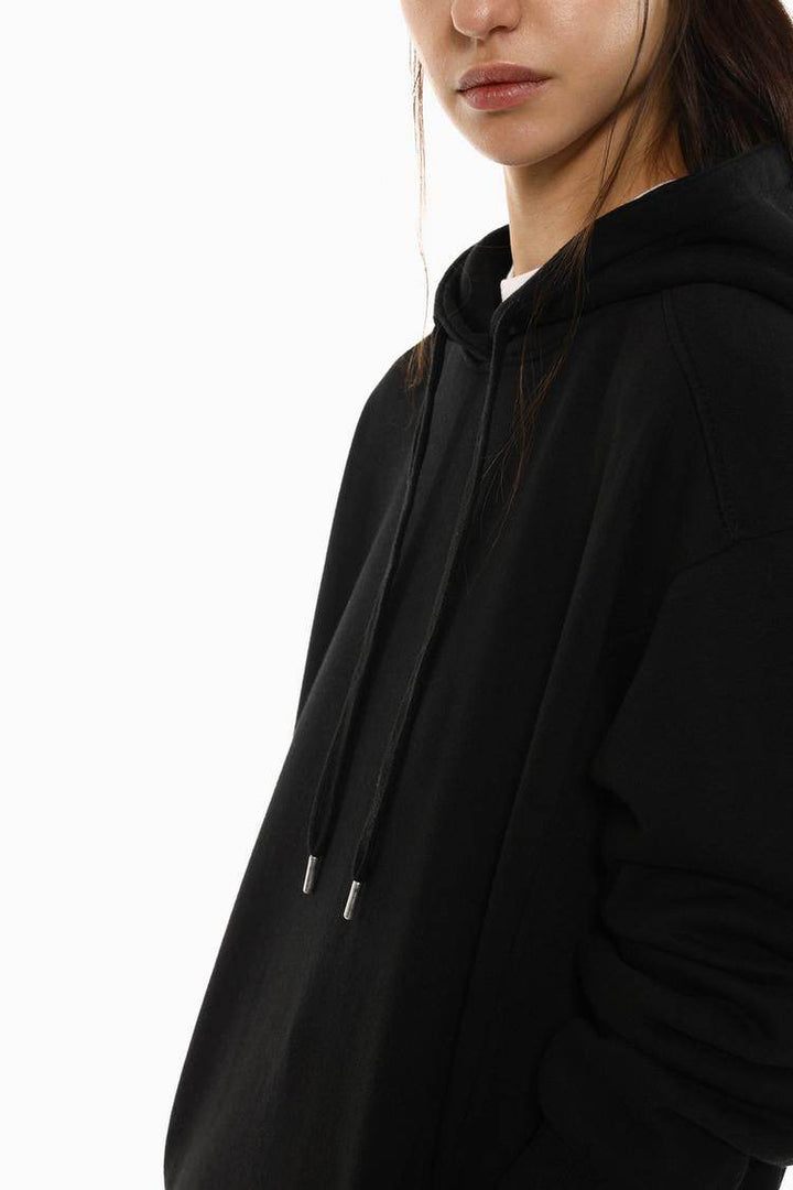 Side view of the women's black oversized plush sweatshirt

