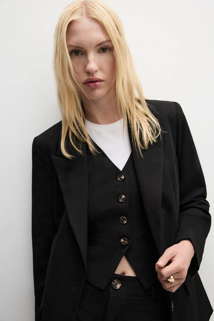 Zoomed front view of a black women's oversized suit blazer
