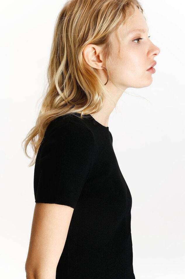 Side view of the women's black ribbed knit t-shirt

