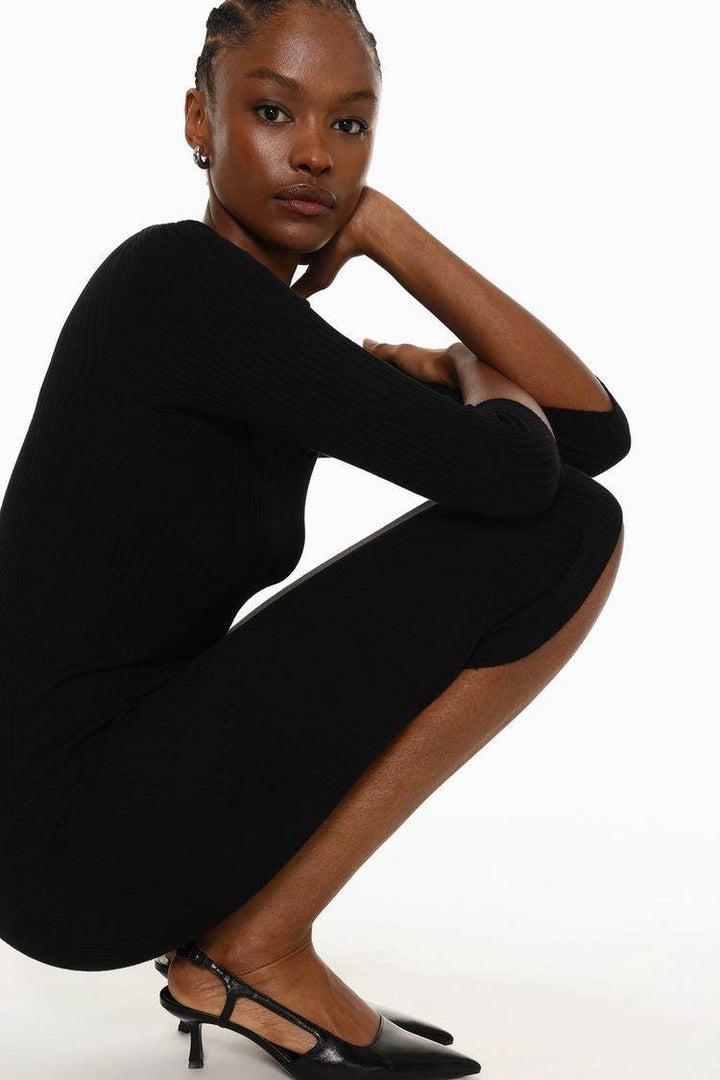 Side view of the women's black ribbed midi dress

