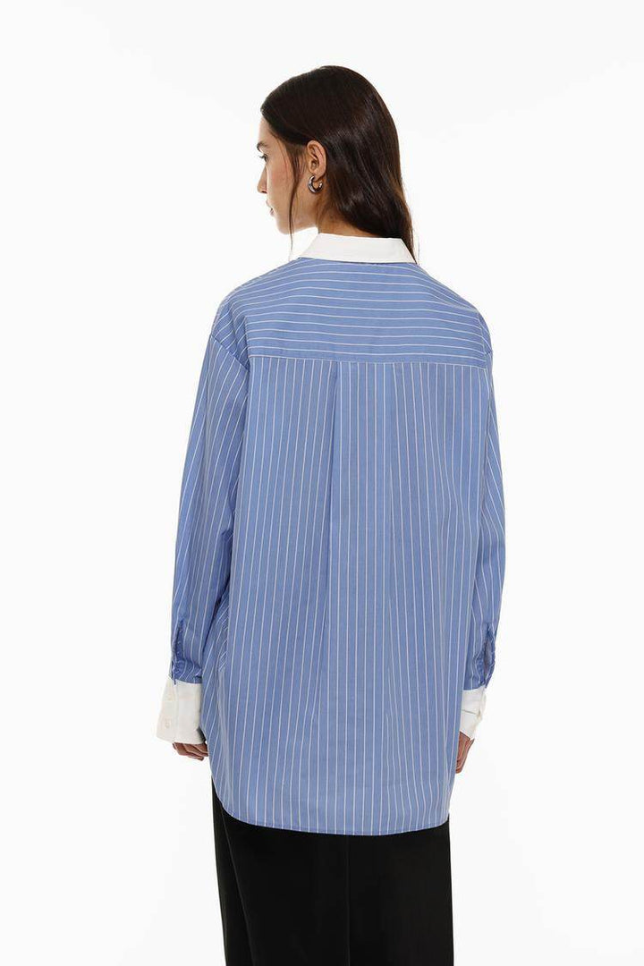 Back view of the women's blue oversized shirt

