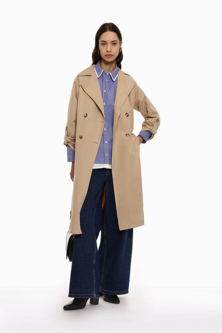 Model showcasing front of blue striped shirt

