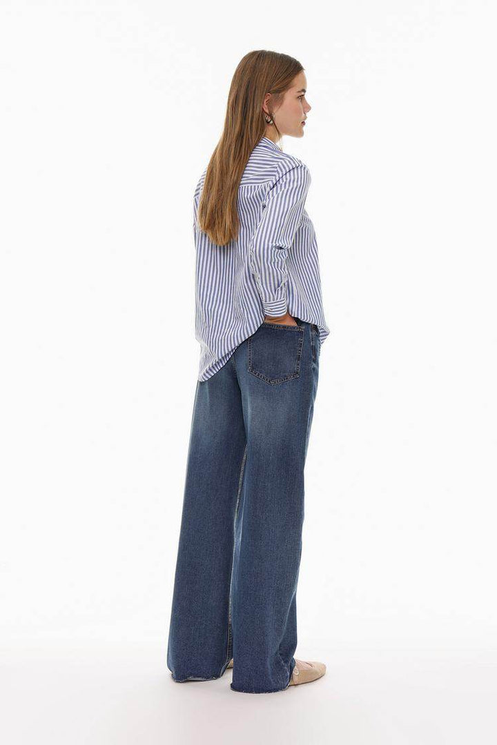 Back view of the women's blue wide-leg jeans

