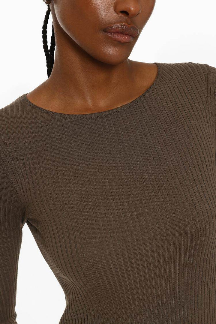 Close-up front view of the brown ribbed midi dress texture

