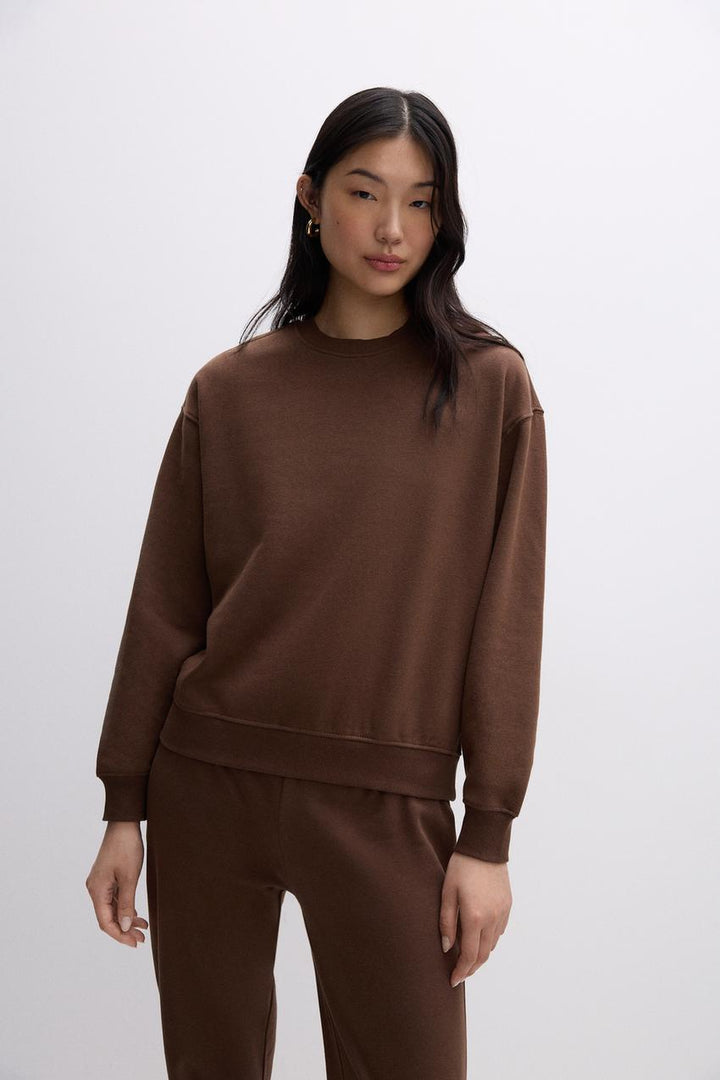 Zoomed front view of a brown women's sweatshirt

