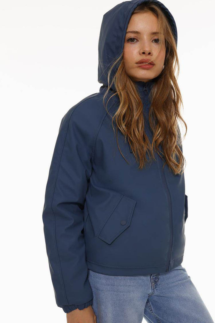 Side view of the women's dark blue rubberised parka

