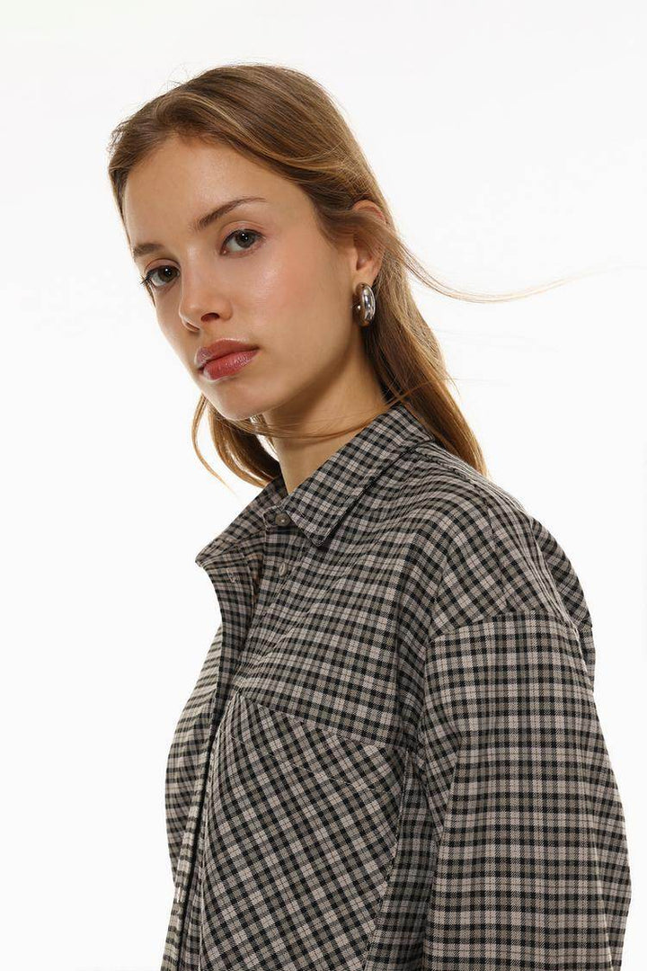 Side view of the women's grey checked shirt


