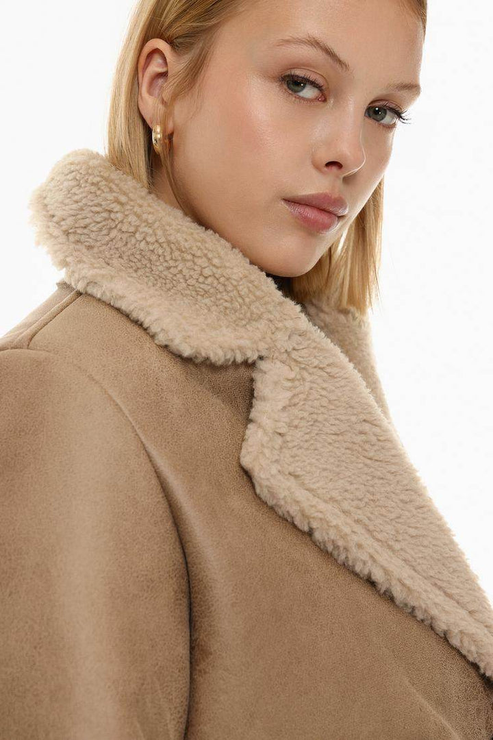 Side view of the women's oversize double-breasted coat


