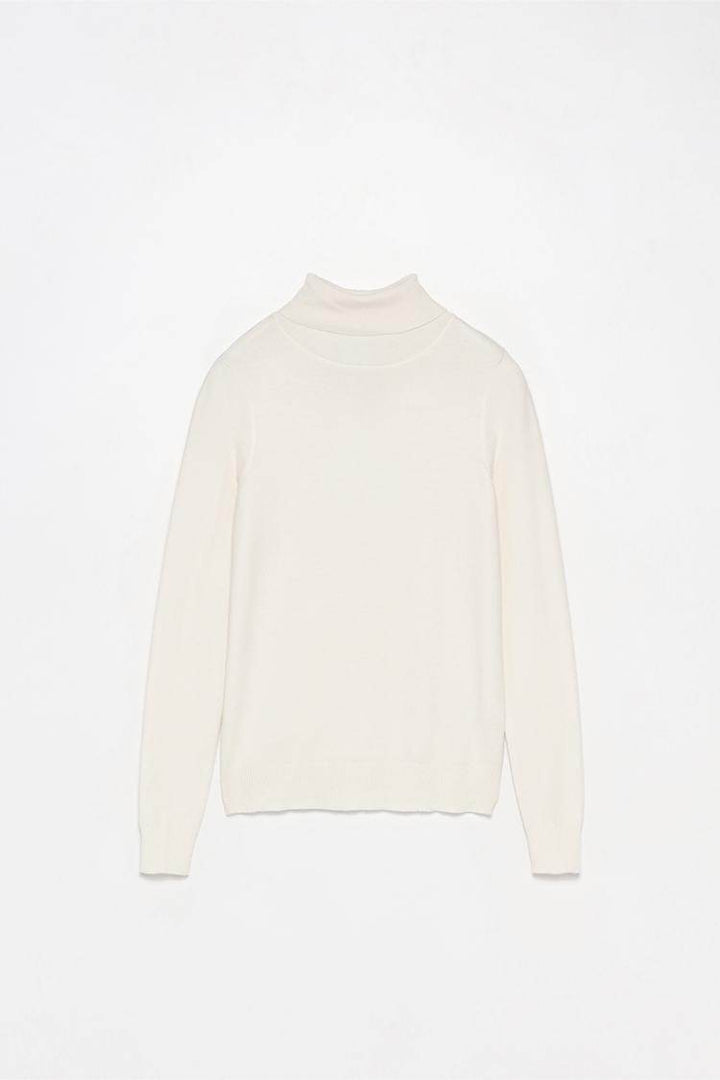 White basic turtleneck sweater for women

