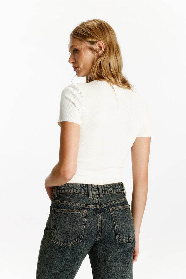 Back view of the women's white ribbed knit t-shirt

