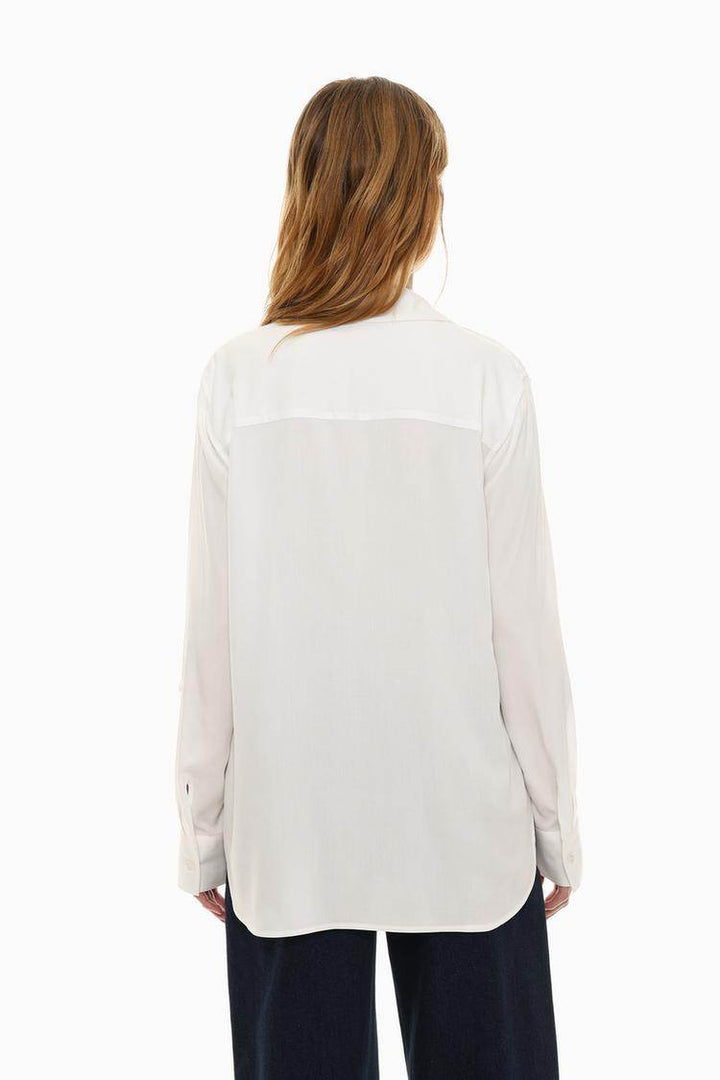 Back view of the women's white shirt with pockets

